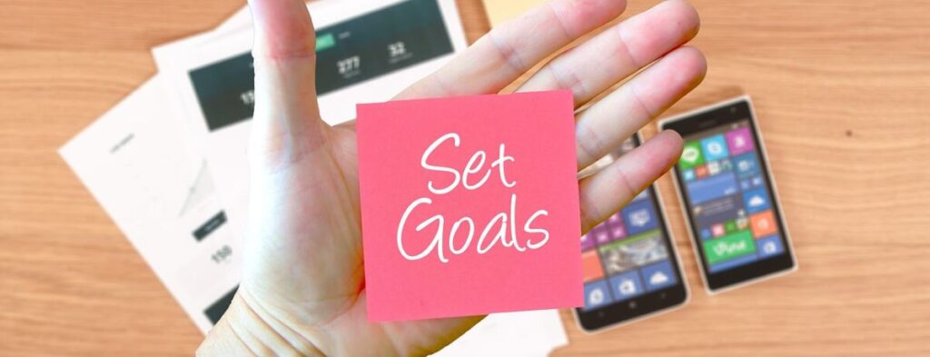 Note with the text saying set goals representing - set smart goals