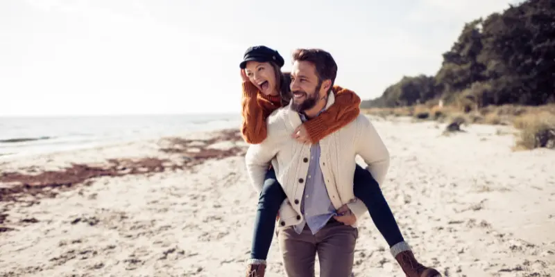 In this image couples are enjoy on the beach